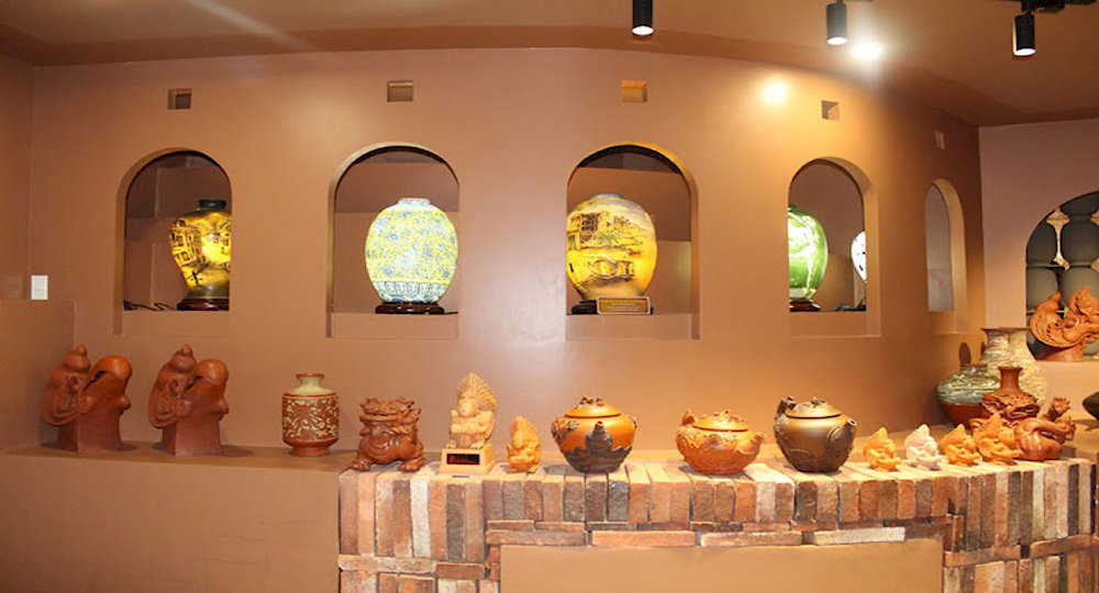 Exquisite ceramic and porcelain products molded from special white clay by the hands of talented artisans 